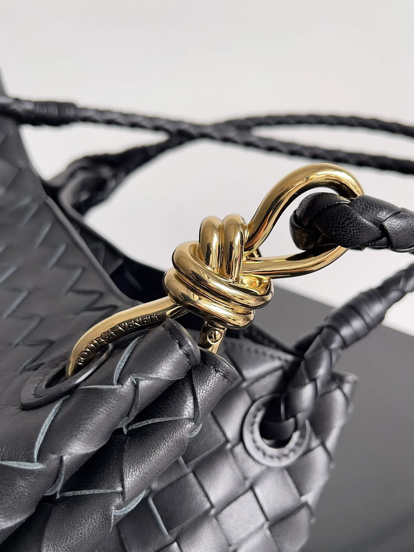 Batch 2660 24 early autumn new model Andiamo Parachute is made of a whole piece of woven leather. It is processed by folding stitching at the four corners. # Craftsmanship and creativity. The large size is atmospheric and practical. One of the must-selects for BV. It has a large space, can hold a computer, the shoulder strap is thick, and the upper shoulder is very comfortable. The large parachute can be carried on the body and can be carried on the body. The upper body is versatile and cute☺️ Style number: 796571 Size: 30*26*20cm